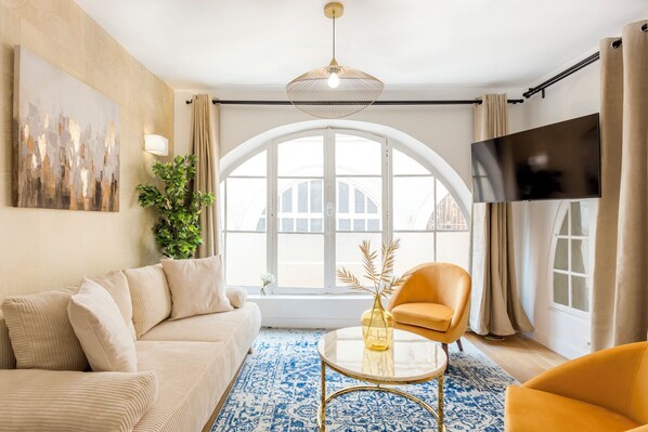 Apartment | Wohnbereich | 32-Zoll-Smart-TV mit Kabelempfang, Netflix, Streaming-Dienste