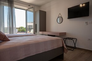 Tabla de planchar con plancha, wifi y ropa de cama