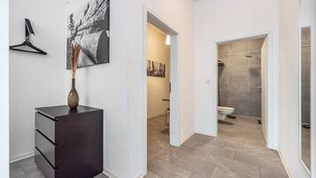 Regadera, secadora de cabello, toallas