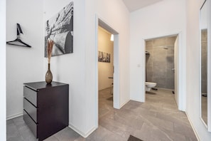 Shower, hair dryer, towels