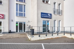 A building with a sign reading 'Altenbeken-Ferienwohnung.de' and a wheelchair-accessible entrance. - Apartment 'Altenbeken- 1' with Wi-Fi (Altenbeken)