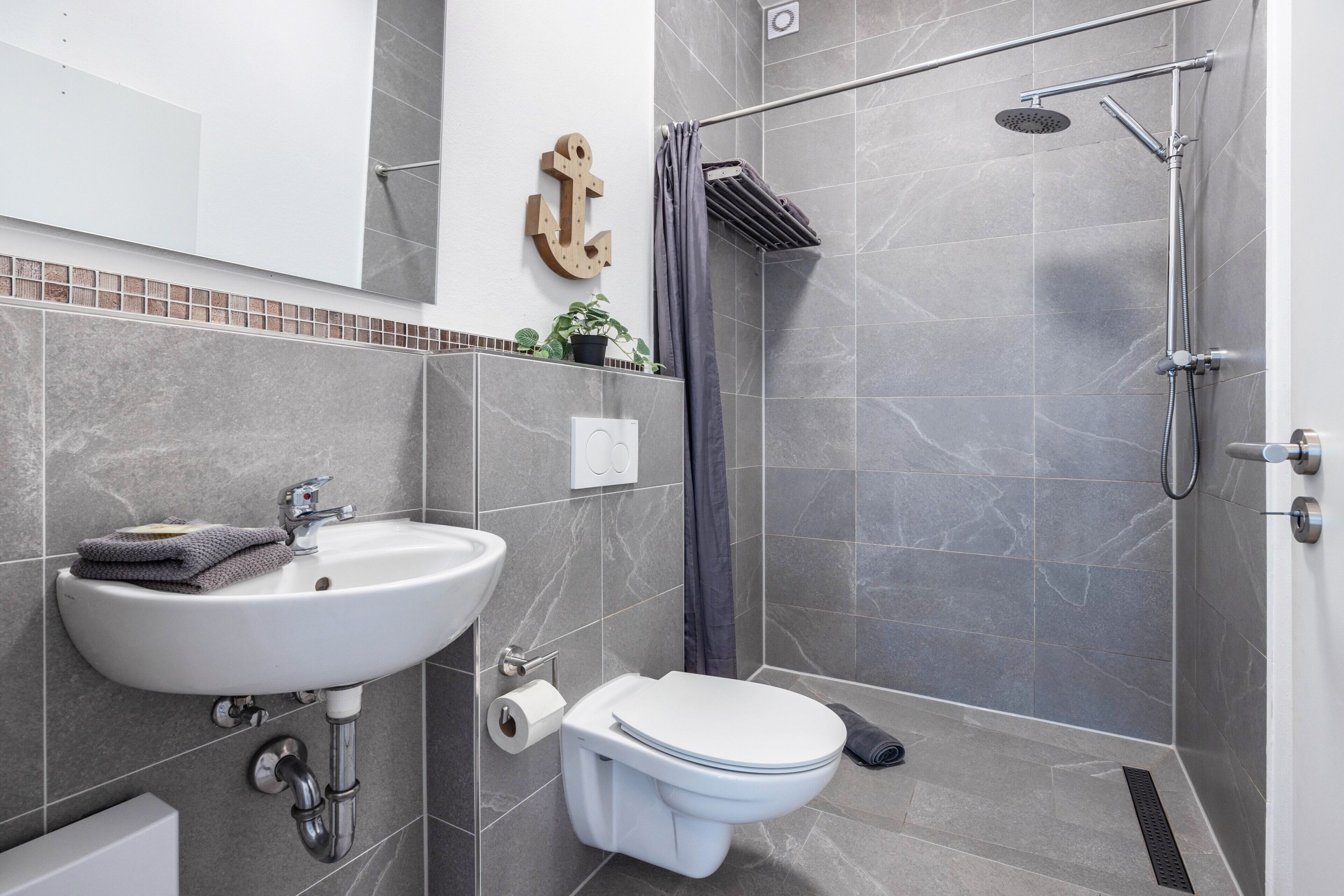 Dusche, Haartrockner, Handtücher
