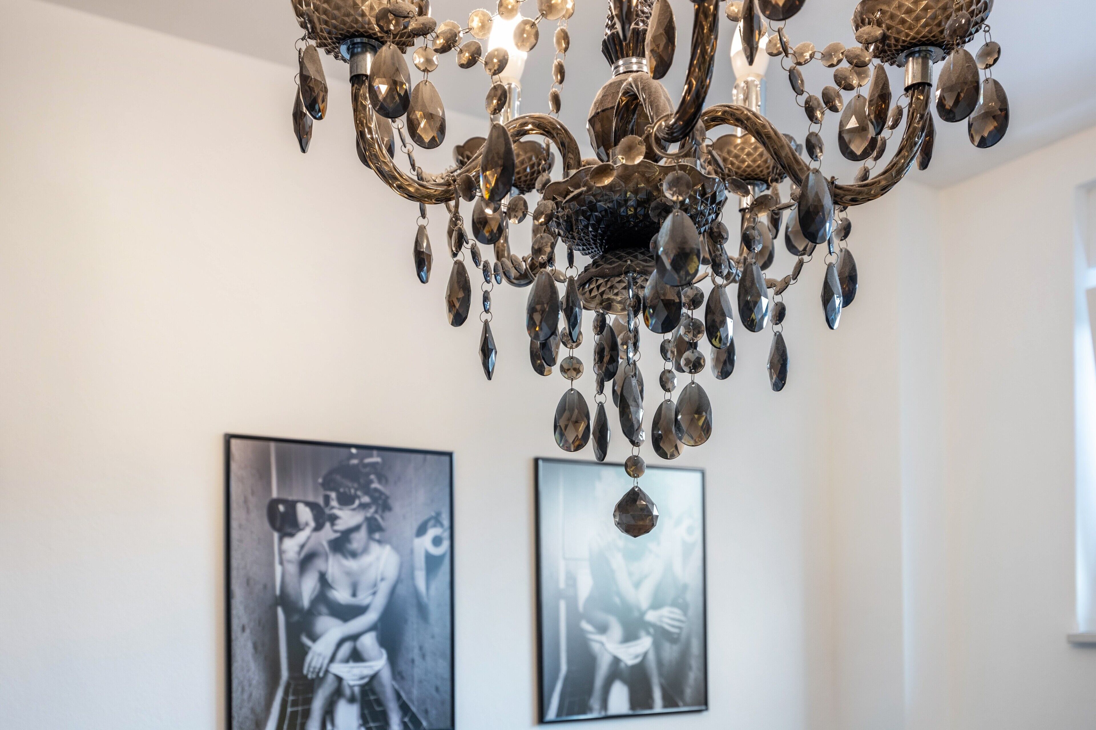 Ein Chandelier mit mehreren Ebenen und hängenden Kristallornamenten.