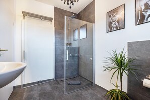 Douche, sèche-cheveux, serviettes fournies