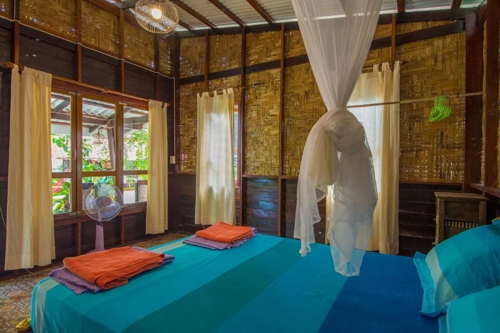 Habitación doble estándar, vista al mar | Ropa de cama 