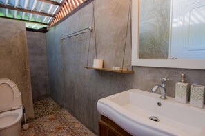 Standard Double Room, Sea View | Bathroom | Shower, towels, soap, toilet paper - Bananas Bungalows (Krabi)