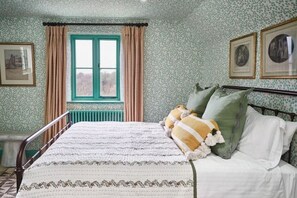 2 bedrooms, in-room safe, iron/ironing board, WiFi - Townhouse by The Old Bell Hotel -68 Abbey Row (Malmesbury)