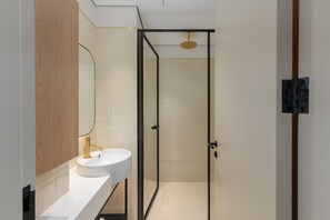 Shower, hair dryer, towels - Burj View Studio Near Downtown and Canal (Dubai)