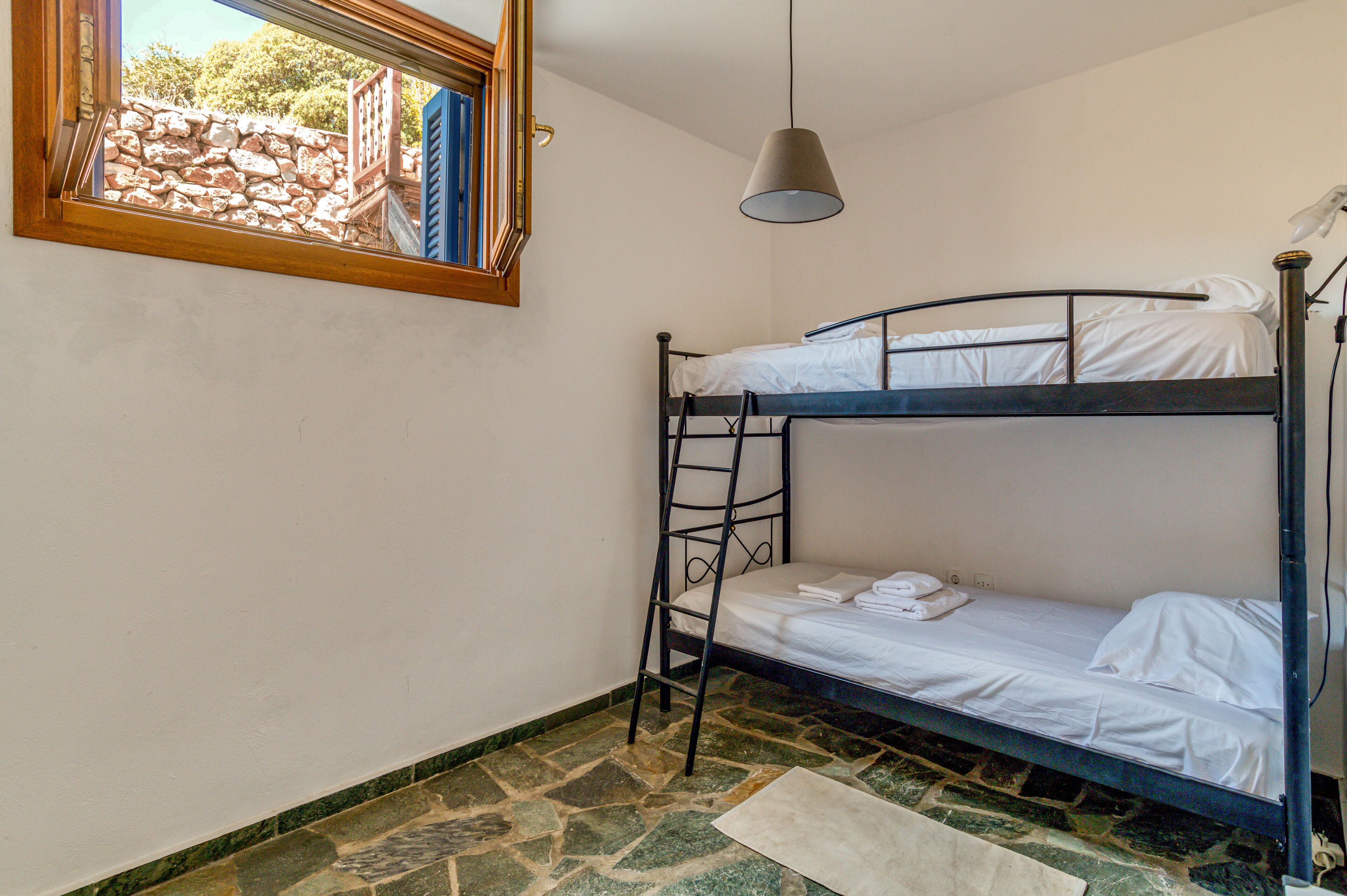 2 bedrooms, iron/ironing board, Internet, bed sheets