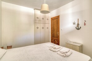 Tabla de planchar con plancha, acceso a internet y ropa de cama