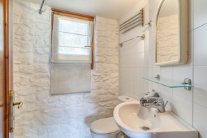 Secador de cabelo, toalhas de banho, sabonete, papel higiênico