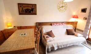 Interior - 5-person Apartment Rated - Pleasantly Furnished (Beaufort)