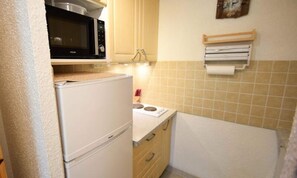 Kjøleskap, ovn, oppvaskmaskin og kjøkkenutstyr