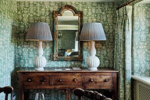 المنشأة من الداخل