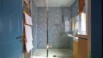 Secadora de cabello, toallas, jabón, shampoo