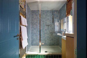 Hair dryer, towels, soap, shampoo - Townhouse by The Old Bell Hotel -19B Abbey Row (Malmesbury)