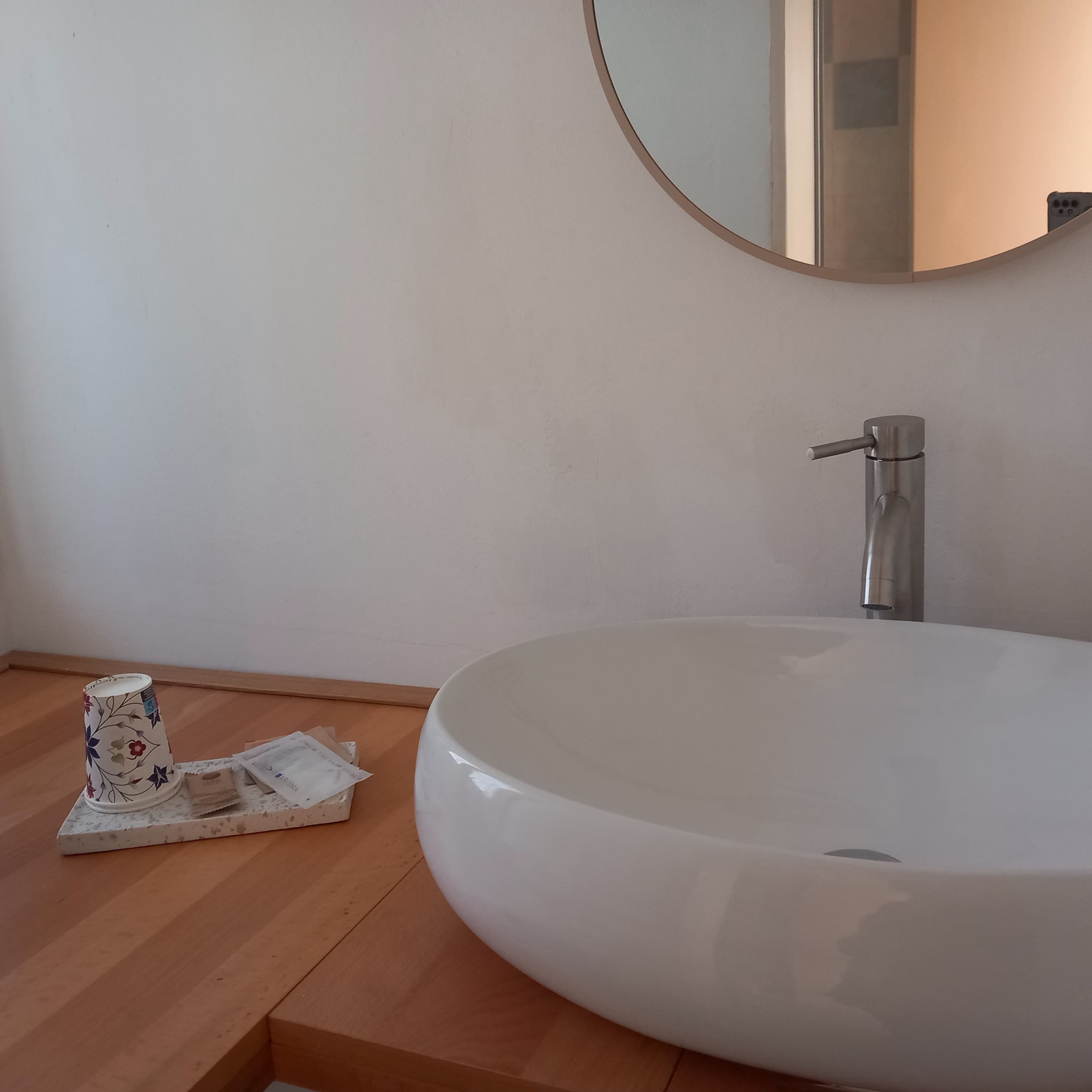 Ducha, secador de pelo, bidé y toallas