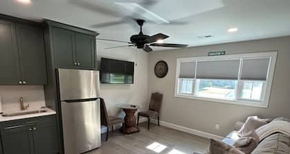 Cozy Couples Retreat | 10 Min to Beach & Downtown