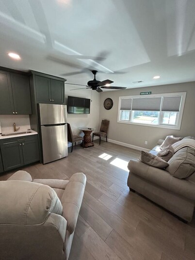 Cozy Couples Retreat | 10 Min to Beach & Downtown