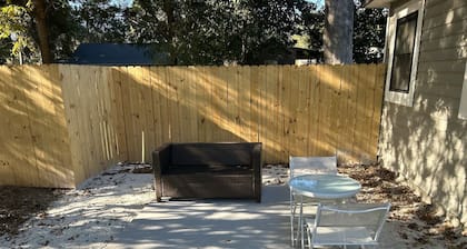 Cozy Couples Retreat | 10 Min to Beach & Downtown