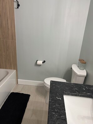 Handdukar, tvål och toalettpapper