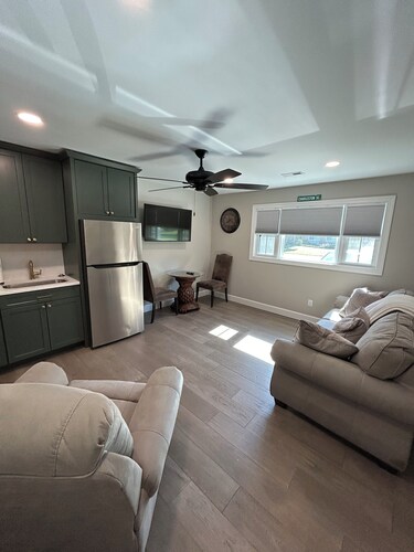 Cozy Couples Retreat w/ Private Patio - 10 Min to Beach & Downtown