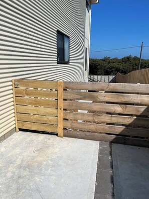 บ้านพัก, 4 ห้องนอน, สูบบุหรี่ได้, ระเบียง | บริเวณที่พัก