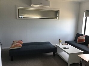 獨棟房屋, 4 間臥室, 吸煙房, 陽台 | 起居區 | 書籍