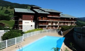 Outdoor pool - Apartment in Val Blanc Near Ski Slopes (Beaufort)