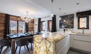 Kjøleskap, oppvaskmaskin og kjøkkenutstyr