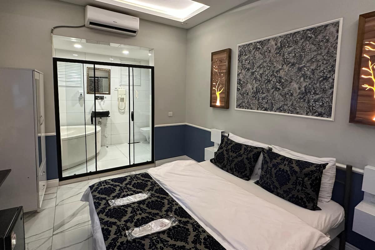 Double Room | Laptop workspace, free WiFi