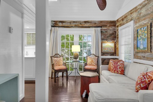 ~FLAMINGO COTTAGE~ Adults Only cottage near Duval with shared pool