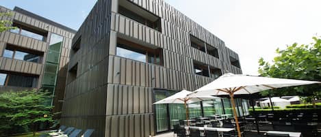 المنشأة من الخارج