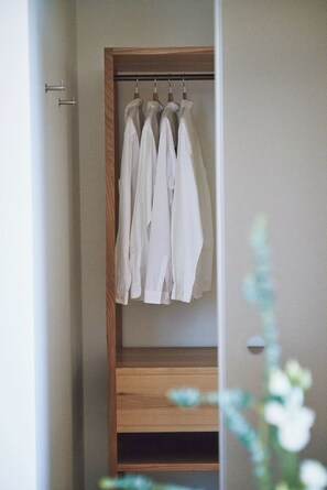 Superior tweepersoonskamer | Een kluis op de kamer, een bureau, een laptopwerkplek