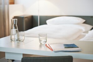 Eenvoudige tweepersoonskamer | Een kluis op de kamer, een bureau, een laptopwerkplek