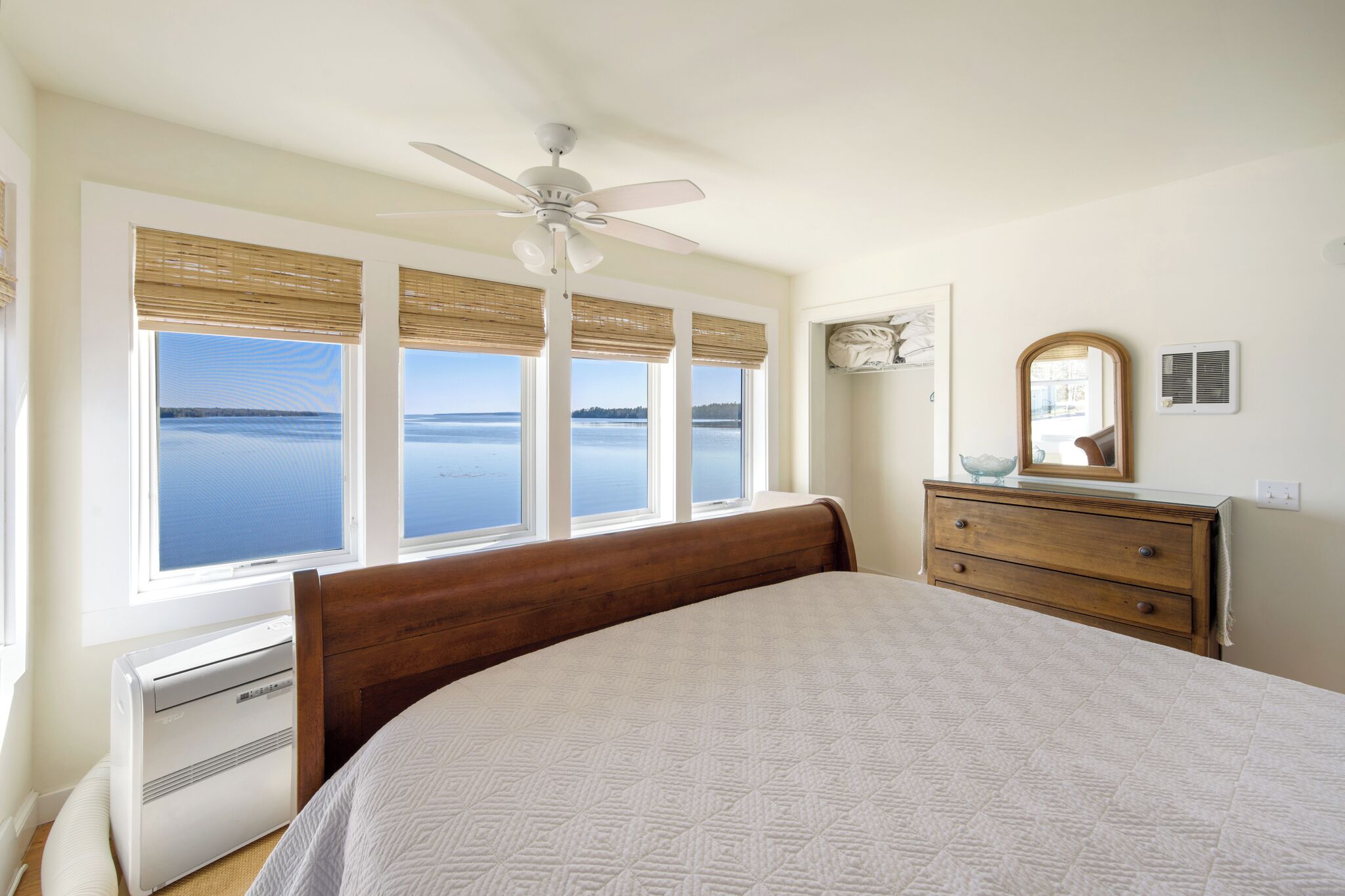 3 soverom, skrivebord, strykejern/-brett og reiseseng for barn