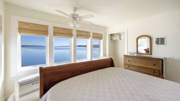 3 soverom, skrivebord, strykejern/-brett og reiseseng for barn