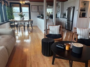 TV connectée, cheminée, livres