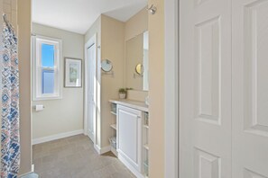 Ducha, secador de pelo, toallas, jabón