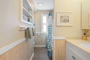 Shower, hair dryer, towels, soap - Summer Oceanfront Maine Retreat-Mins to Acadia/Bar Harbor (Ellsworth)