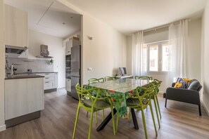 Departamento, 2 habitaciones | Área de sala de estar | Televisión de 30 pulgadas con canales vía satélite