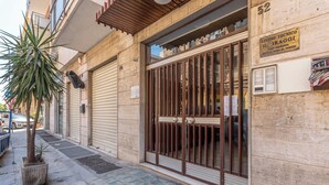 A building with a closed metal gate and a sign indicating a technical studio. - Appartamento Pacini by Wonderful Italy (Palermo)
