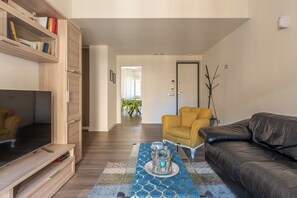 Departamento, 2 habitaciones | Área de sala de estar | Televisión de 30 pulgadas con canales vía satélite 