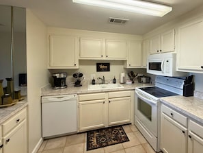 Fridge, microwave, oven, stovetop - Beautiful 2-Bedroom Condo at Sugar Top (Sugar Mountain)