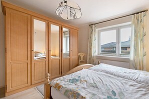 2 habitaciones, tabla de planchar con plancha, wifi y ropa de cama 