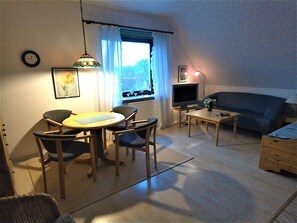 TV, DVD player - Apartment 'Fewo 4 Langeneß' with Shared Terrace, Shared Garden and Wi-Fi (Dagebüll)