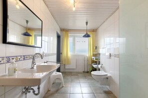 Shower - Apartment 'Fewo 8 Pellworm' with Private Terrace, Private Garden and Wi-Fi (Dagebüll)