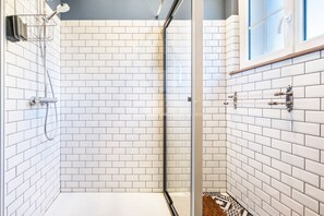 Shower, hair dryer, towels - Dentelles Guest Room (Neuvic)