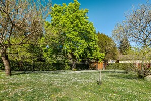 Property grounds - Dentelles Guest Room (Neuvic)