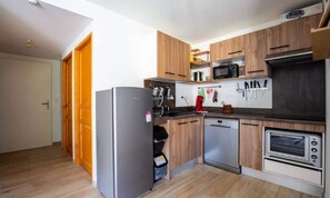 Buzdolabı, fırın, bulaşık makinesi, kahve/çay makinesi 